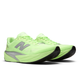 Et par New Balance Fuelcell Rebel V5, Herre, Mint Flash løbesko med neongrøn overdel, grå detaljer, store N-logoer på siderne og sorte såler vises på en hvid baggrund.