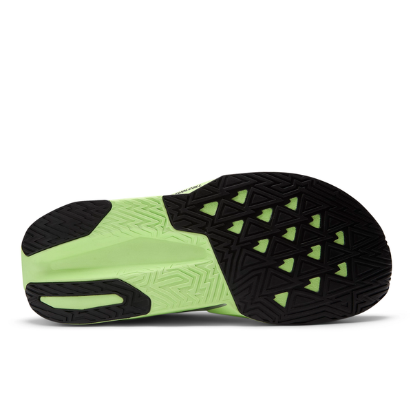 Billedet viser sålen på New Balance Fuelcell Rebel V5, Herre, Mint Flash, der viser et sort og mintfarvet farveskema med geometriske slidbanemønstre for forbedret greb og trækkraft.