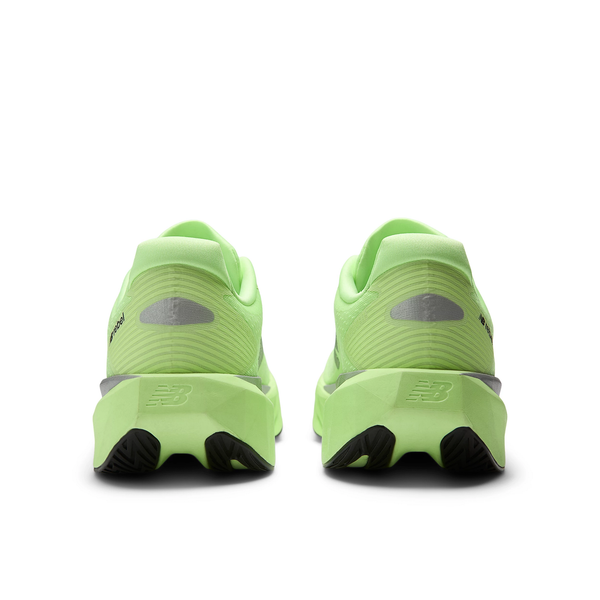 New Balance Fuelcell Rebel V5 til herrer i Mint Flash har et stilfuldt lysegrønt design med logoet på begge hæle og sorte ydersåler - perfekte løbesko til herrer til enestående stil og præstation.