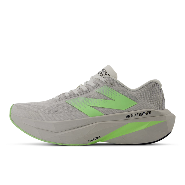 New Balance Fuelcell Supercomp Trainer V3, Herre, Grey Marl har et lysegråt, marmoreret design med et neongrønt N-logo, grønne detaljer i mellemsålen, sort TRAINER- og FUELCELL-tekst på siden og en tyk, profileret sål.