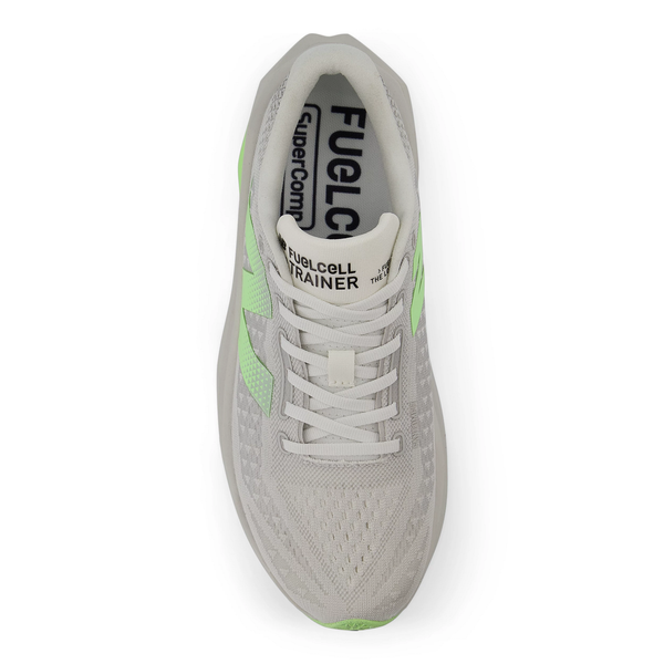 En top-down-visning af New Balance Fuelcell Supercomp Trainer V3, Herre, Grey Marl løbesko herre viser en lysegrå sneaker med hvide snørebånd, grønne accenter, branding på tungen og en del af "FuelCell" synlig på indersålen.
