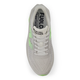 En top-down-visning af New Balance Fuelcell Supercomp Trainer V3, Herre, Grey Marl løbesko herre viser en lysegrå sneaker med hvide snørebånd, grønne accenter, branding på tungen og en del af "FuelCell" synlig på indersålen.