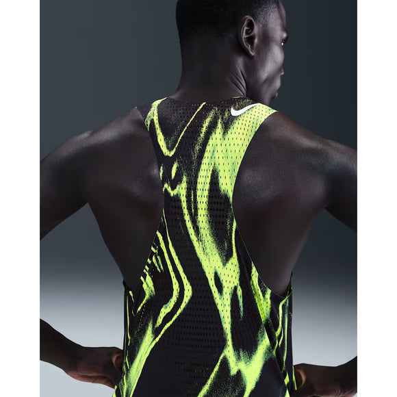 En person set bagfra bærer Nike Aeroswift Singlet, Herre, i Volt/White. Den sorte sportstank top har neongule og grønne hvirvler med et lille Nike-logo nær halsudskæringen. Baggrunden er ensfarvet grå.