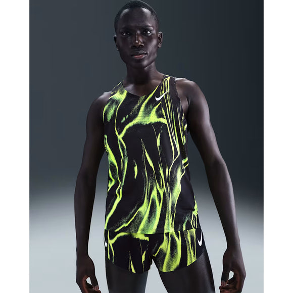 En mand kigger fremad iført Nike Aeroswift Singlet, Herre i Volt/White, med et neongult abstrakt mønster og hvide Nike-logoer på en enkel, mørk baggrund.