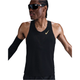 En person iført sorte solbriller, en Nike M Nk Dfadv Aeroswift Jakob Singlet til mænd i Black/Metallic Gold, et sort ærme og sorte shorts står med let udstrakte arme mod en hvid baggrund.