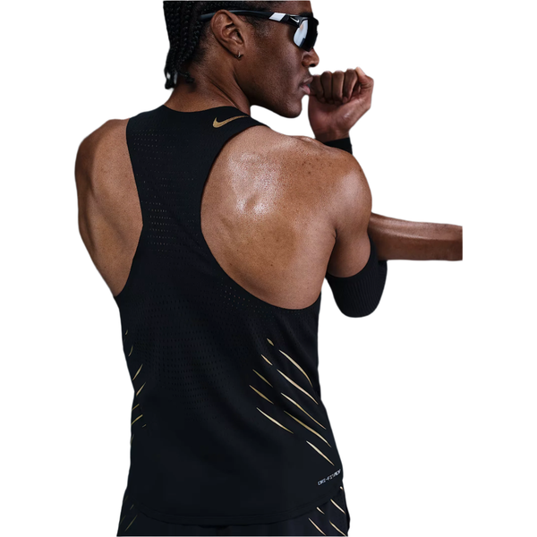 En person med solbriller og armbånd kigger væk og viser sin muskuløse ryg, mens han justerer sin arm, iført Nike M Nk Dfadv Aeroswift Jakob Singlet til mænd i sort/metallic gold. Baggrunden er hvid.
