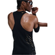 En person med solbriller og armbånd kigger væk og viser sin muskuløse ryg, mens han justerer sin arm, iført Nike M Nk Dfadv Aeroswift Jakob Singlet til mænd i sort/metallic gold. Baggrunden er hvid.
