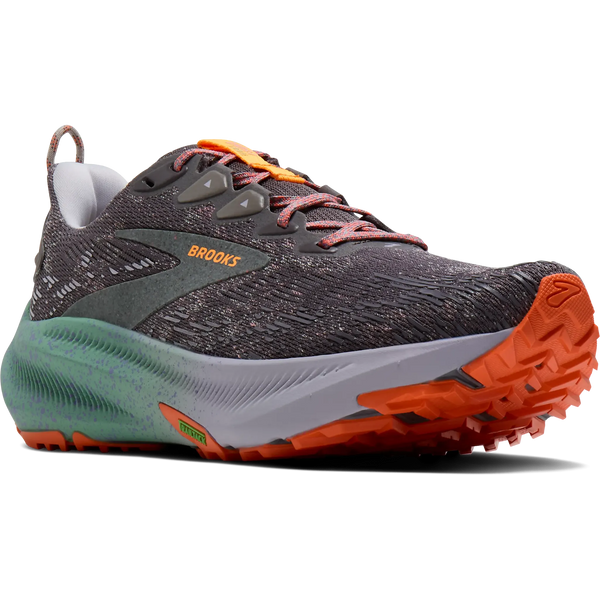 Brooks Ghost Trail Dame-løbeskoen i farvekombinationen Shark/Jade/Orange har livlige jade- og orangefarvede detaljer, en overdel med struktur, orange snørebånd og en robust sål med mønster, der sikrer optimal greb. Det karakteristiske Brooks-logo pryder siden af denne alsidige trailsko.