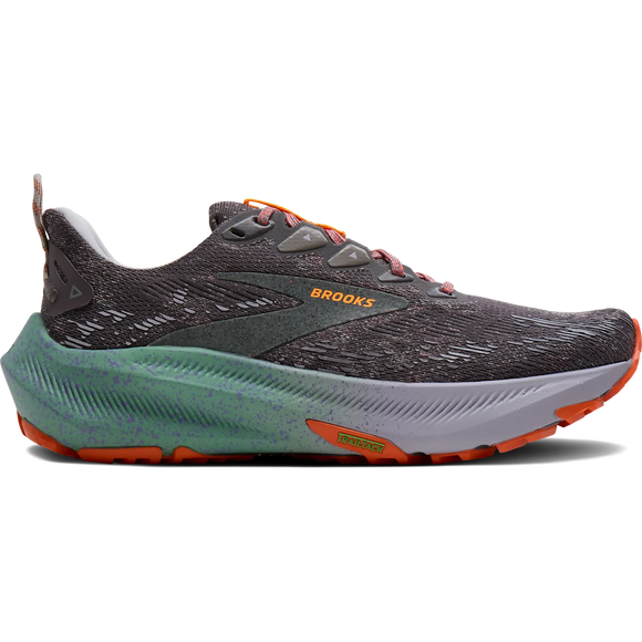 En Brooks Ghost Trail Dame trail-løbesko i farvekombinationen Shark/Jade/Orange, med en grå og sort overdel med orange detaljer, en grøn mellemsål, en orange ydersål, et struktureret design, en tyk sål og et markant Brooks-logo på siden.
