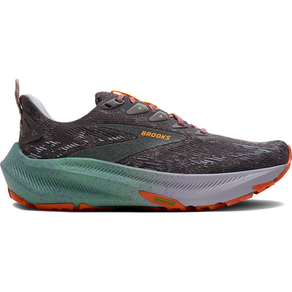 En Brooks Ghost Trail Dame trail-løbesko i farvekombinationen Shark/Jade/Orange, med en grå og sort overdel med orange detaljer, en grøn mellemsål, en orange ydersål, et struktureret design, en tyk sål og et markant Brooks-logo på siden.