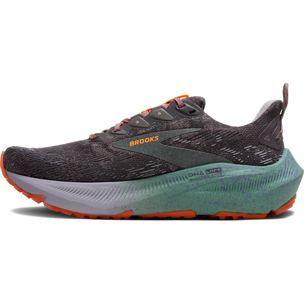 En mørkegrå (Shark) Brooks Ghost Trail-løbesko til kvinder med orange detaljer, en grønplettet mellemsål og en struktureret ydersål, der sikrer optimalt greb på stien. Skoen er perfekt til trail-løb og er en del af Brooks Ghost Trail-kollektionen.