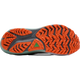 Billedet viser den orange og sorte slidbane på Brooks Ghost Trail, Dame, Shark/Jade/Orange-løbeskoens sål, der er udstyret med dybe, flerretningsbestemte knopper, der sikrer godt greb, samt en lille grøn trekant tæt på midten med teksten »AT TREAD«. Dette robuste design er ideelt til løbesko som Brooks Ghost Trail eller andre avancerede trailsko, da det giver fremragende vejgreb på varieret terræn.