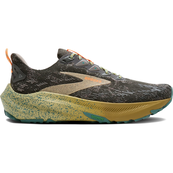 Brooks Ghost Trail Herre i farvekombinationen grå/orange/GoldenMist er en løbesko designet til terrænløb og har en stilfuld overdel i gråt og orange med detaljer i GoldenMist. BROOKS-logoet er tydeligt placeret tæt på snørebåndene, hvilket gør denne herre-trailsko til et fremragende valg for dem, der søger både stil og ydeevne.