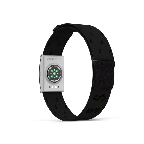 COROS-pulsmåleren, Jakob Ingebrigtsen Edition, har et sort armbånd med diskrete mønstre, en velcrolukning og en rektangulær hvid sensor med runde grønne LED’er – perfekt til sportsudøvere.