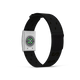 COROS-pulsmåleren, Jakob Ingebrigtsen Edition, har et sort armbånd med diskrete mønstre, en velcrolukning og en rektangulær hvid sensor med runde grønne LED’er – perfekt til sportsudøvere.