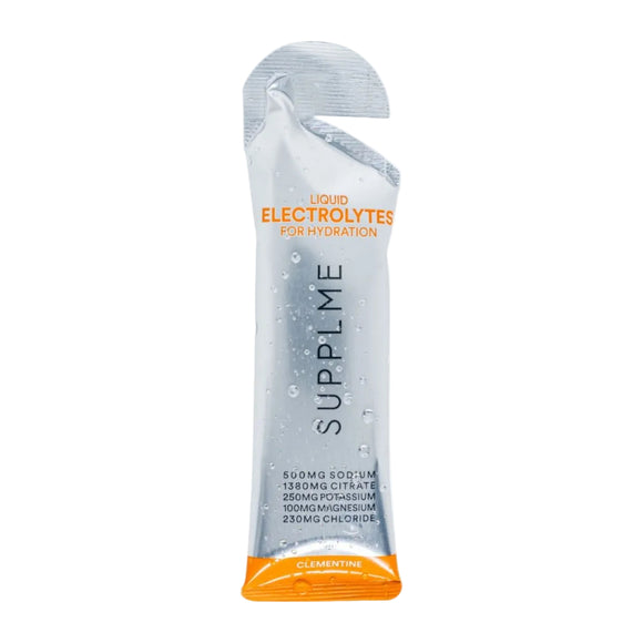 En engangsposen med betegnelsen »SUPPLME Liquid Electrolytes, Clementine«, hvor der er afbildet vanddråber på emballagen. Dette praktiske elektrolyttilskud indeholder blandt andet natrium, citrat, kalium, magnesium og klorid. Den forfriskende smag af clementin er tydeligt angivet på posen.