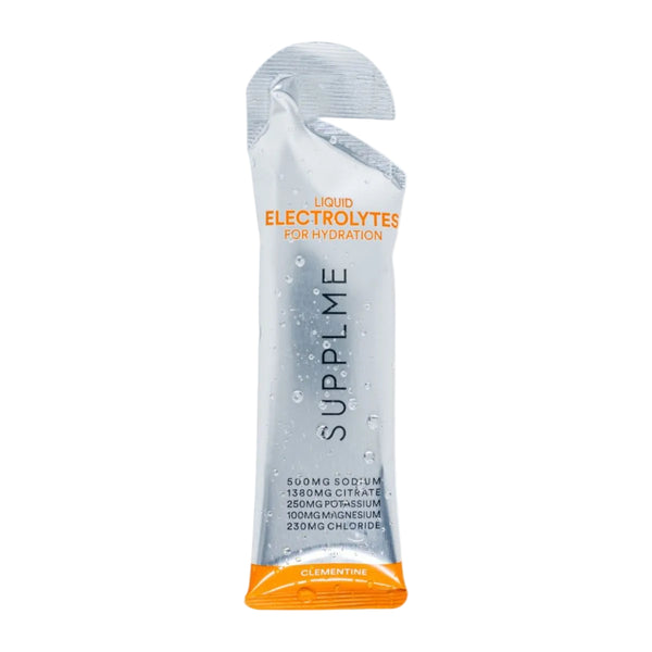En engangsposen med betegnelsen »SUPPLME Liquid Electrolytes, Clementine«, hvor der er afbildet vanddråber på emballagen. Dette praktiske elektrolyttilskud indeholder blandt andet natrium, citrat, kalium, magnesium og klorid. Den forfriskende smag af clementin er tydeligt angivet på posen.