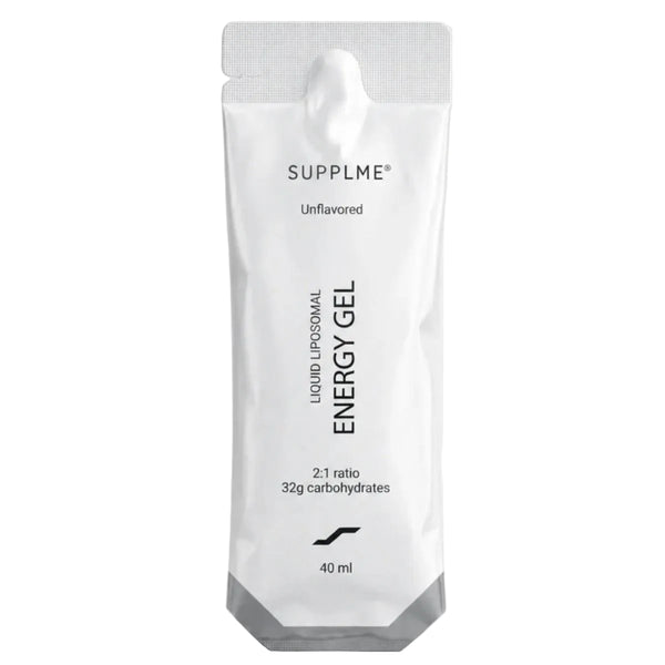 En hvid pose på 40 ml med påskriften »SUPPLME Liquid Liposome Energy Gel, Neutral«, hvor der på forsiden er angivet et forhold på 2:1 og 32 g kulhydrater. Emballagen har en aftagelig top og minimalistisk sort tekst, der fremhæver de innovative fordele ved denne liposomale energigel.