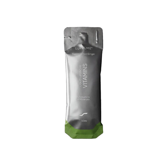 En sølv- og grøn 30 ml-pakke med påskriften »SUPPLME Liquid Liposome Vitamins, Sweet Lemon Ginger« står oprejst på en hvid baggrund. Emballagen fremhæver indholdet af flydende liposomale vitaminer, herunder 12 vitaminer og 4 mineraler med tilsat grøn te-ekstrakt. Dette kosttilskud fra SUPPLME er en praktisk måde at understøtte dit daglige næringsstofindtag på.