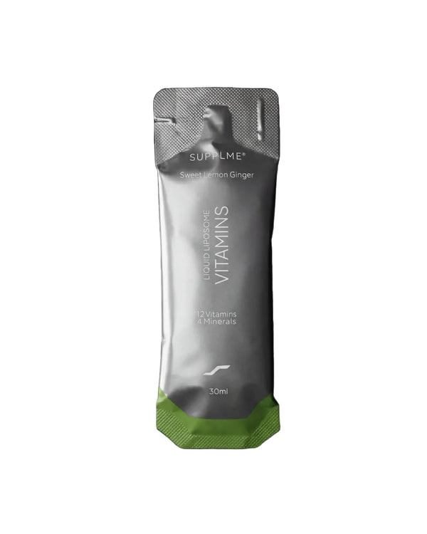 En sølv- og grøn 30 ml-pakke med påskriften »SUPPLME Liquid Liposome Vitamins, Sweet Lemon Ginger« står oprejst på en hvid baggrund. Emballagen fremhæver indholdet af flydende liposomale vitaminer, herunder 12 vitaminer og 4 mineraler med tilsat grøn te-ekstrakt. Dette kosttilskud fra SUPPLME er en praktisk måde at understøtte dit daglige næringsstofindtag på.