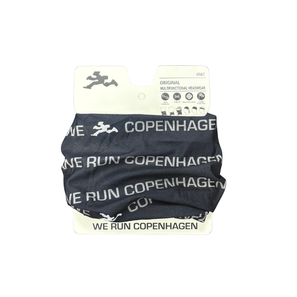 Et sort Marathon Sport Multiscarf-tørklæde, unisex, med den hvide tekst »WE RUN COPENHAGEN«, præsenteres i en hvid emballage, der er mærket med mærkenavnet Marathon Sport og beskrevet som originalt multifunktionelt hovedbeklædning til voksne. Emballagen er prydet med løbesymboler øverst og nederst, hvilket gør den til et ideelt løbetilbehør for enhver dedikeret løber.