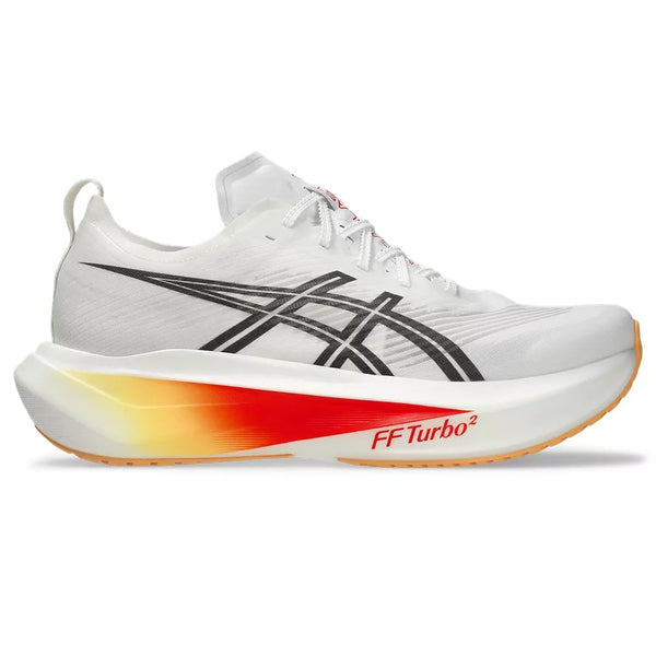 En hvid Asics Megablast unisex-løbesko med sorte detaljer, fremhævet af en mellemsål med orange og gul farveovergang, fremstillet af FF TURBO SQUARED skum for maksimal affjedring. Denne model i farvekombinationen hvid/orange glow har snørebånd, en trækflap ved hælen og teksten »FF Turbo²« trykt på mellemsålen.