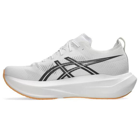 En hvid Asics Megablast unisex-løbesko med en tyk FF TURBO SQUARED-skumsål, der sikrer maksimal affjedring, en orange, lysende ydersål og et sort mønstret design på siden, fotograferet på en ensfarvet hvid baggrund, vendt mod venstre.