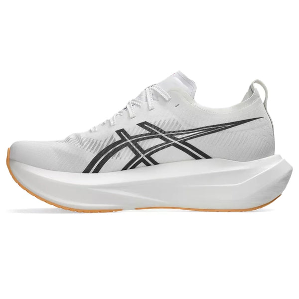 En hvid Asics Megablast unisex-løbesko med en tyk FF TURBO SQUARED-skumsål, der sikrer maksimal affjedring, en orange, lysende ydersål og et sort mønstret design på siden, fotograferet på en ensfarvet hvid baggrund, vendt mod venstre.