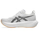 En hvid Asics Megablast unisex-løbesko med en tyk FF TURBO SQUARED-skumsål, der sikrer maksimal affjedring, en orange, lysende ydersål og et sort mønstret design på siden, fotograferet på en ensfarvet hvid baggrund, vendt mod venstre.