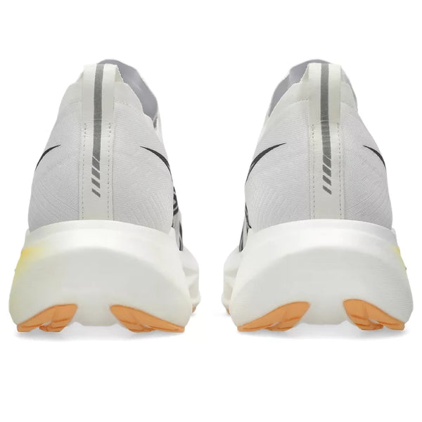 Et par ASICS Megablast unisex-løbesko i farven White/Orange Glow ses set bagfra med sorte detaljer, orangefarvede såler med FF TURBO SQUARED-skum for maksimal affjedring samt diskrete grå detaljer på hælen og mellemsålen. Skoene er placeret side om side på en hvid baggrund.