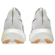 Et par ASICS Megablast unisex-løbesko i farven White/Orange Glow ses set bagfra med sorte detaljer, orangefarvede såler med FF TURBO SQUARED-skum for maksimal affjedring samt diskrete grå detaljer på hælen og mellemsålen. Skoene er placeret side om side på en hvid baggrund.