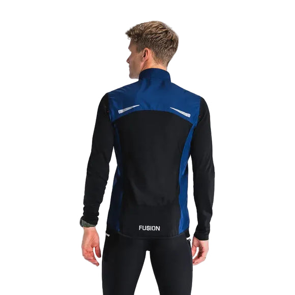 En person vender sig væk fra kameraet iført Fusion S1 Run Vest, Herre i Night Blue. Der står "FUSION" nederst på ryggen, og der er refleksstriber ved skuldrene. Baggrunden er ensfarvet og lys.