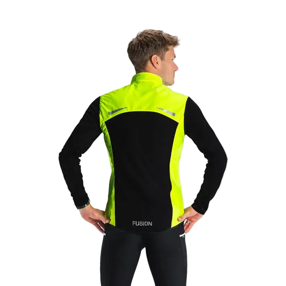 En person står med ryggen til kameraet iført Fusion S1 Run Vest til mænd i gul. Vesten har refleksstriber og "Fusion"-branding. Baggrunden er ensfarvet og lys.