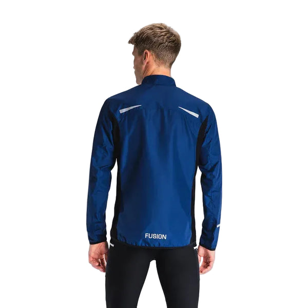 En person står med ryggen til kameraet iført Fusion S1 Run Jacket til mænd i Night Blue på en almindelig lys baggrund.