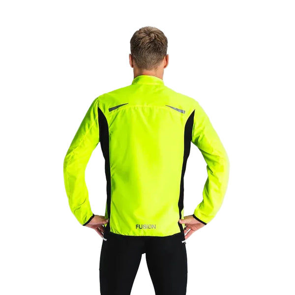 En person kigger væk iført Fusion S1 Run Jacket til mænd i gul med sorte sidepaneler. "FUSION" er trykt nær den nederste del af ryggen. Baggrunden er ensfarvet og lys.
