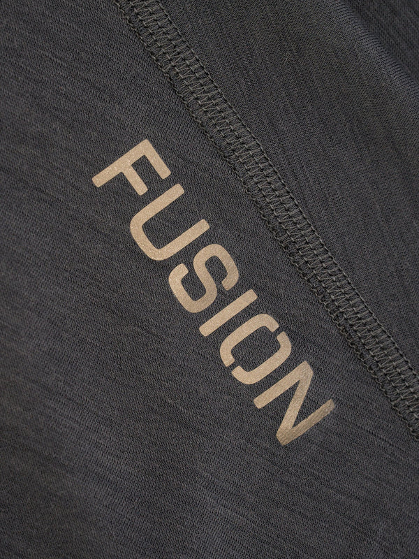 Nærbillede af et gråt Merino 150 LS, Herre-stof med en lodret søm og mærkenavnet Fusion trykt i guld.