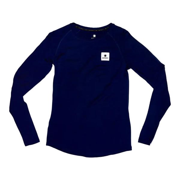 Saysky W Merino Base 165 Long Sleeve (Dame, Blue) er en marineblå merinoundertrøje med lange ærmer, rund halsudskæring og et lille hvidt mærke med sort design på venstre bryst, vist fladt på en lysegrå baggrund.
