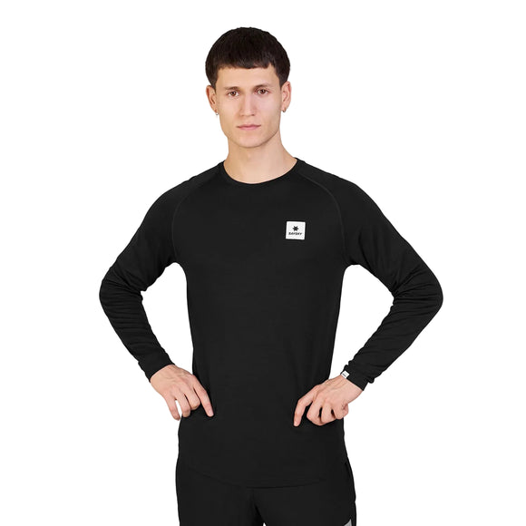 En mand har en sort Saysky Merino Base 165 Long Sleeve, Herre-trøje på med lange ærmer, rund halsudskæring og et lille firkantet logo-mærke på brystet.