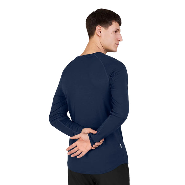 En mand set bagfra, iført en marineblå Merino Base 165 Long Sleeve langærmet trøje med rund hals.