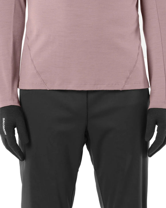 Deep Black unisex Salomon Merino-handsker, som bæres af en person iført en langærmet skjorte og bukser.