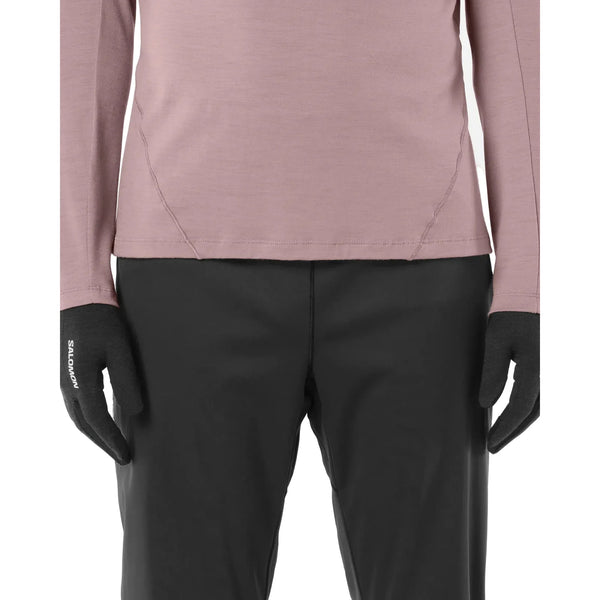 Deep Black unisex Salomon Merino-handsker, som bæres af en person iført en langærmet skjorte og bukser.