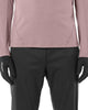Deep Black unisex Salomon Merino-handsker, som bæres af en person iført en langærmet skjorte og bukser.