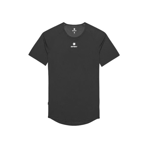 En enkel, sort unisex-T-shirt i mesh fra Saysky, med korte ærmer, rund halsudskæring og et lille hvidt stjerne-logo over ordet »SAYSKY«, der er centreret på brystet. Denne T-shirt er designet som et åndbart mesh-undertøj og har et diskret strukturmønster samt en let afrundet nedkant, der giver ekstra komfort under aktive aktiviteter.