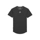 En enkel, sort unisex-T-shirt i mesh fra Saysky, med korte ærmer, rund halsudskæring og et lille hvidt stjerne-logo over ordet »SAYSKY«, der er centreret på brystet. Denne T-shirt er designet som et åndbart mesh-undertøj og har et diskret strukturmønster samt en let afrundet nedkant, der giver ekstra komfort under aktive aktiviteter.