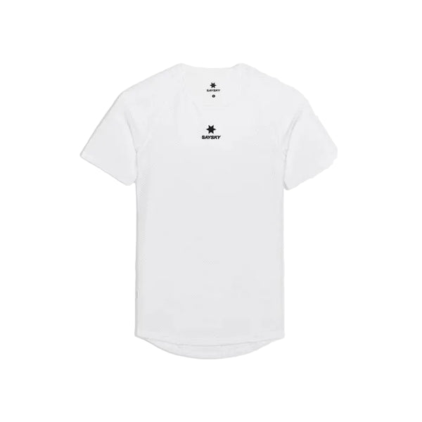 En hvid Saysky Mesh Base Layer T-shirt (unisex) ses set bagfra med en lille sort stjerne og ordet »SATISFY« trykt under kraven. T-shirten med korte ærmer har en let buet nedkant og ingen andre synlige mønstre, hvilket gør den til et ideelt basislag, der både kan bruges under andet tøj eller bæres alene.