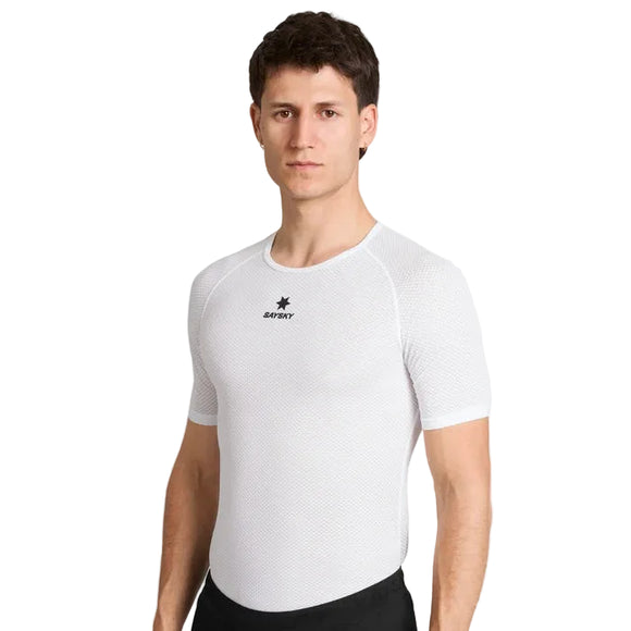 En mand med kort brunt hår har en tætsiddende hvid Saysky Mesh Base Layer T-shirt på, en letvægts-sportstrøje i mesh til både mænd og kvinder med et lille sort logo på brystet. Han står foran en ensfarvet hvid baggrund og vender sig let mod venstre.