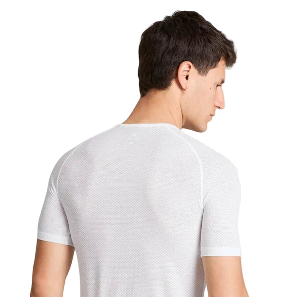 Der ses en mand med kort, mørkt hår set bagfra. Han har en tætsiddende hvid Saysky Mesh Base Layer T-shirt (unisex) på med et diskret strukturmønster. Han kigger til højre.