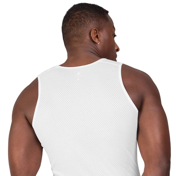 En mand ses set bagfra iført Saysky Mesh Base Layer Singlet, Herre, Hvid, foran en ensfarvet lys baggrund. Hans hoved er let vendt mod højre, og armene hænger afslappet ned langs siden – en ideel sportstrøje til den aktive mand, der søger komfort og stil.
