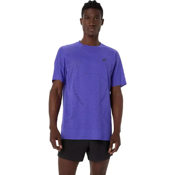 En mand står og kigger fremad iført Asics Metarun SS Top, Herre, Cobalt Burst med ACTIBREEZE-teknologi og sorte shorts på en almindelig hvid baggrund.