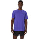 En mand står og kigger fremad iført Asics Metarun SS Top, Herre, Cobalt Burst med ACTIBREEZE-teknologi og sorte shorts på en almindelig hvid baggrund.